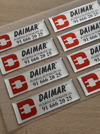 Adhesiu metàl·lic rectangular amb gota de resina i logotip d'empresa