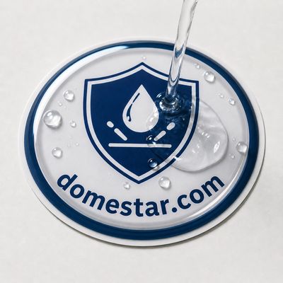 Adhesivo con gota de resina impermeable con agua sobre la superficie brillante