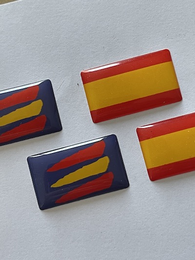 Adhesivo con bandera nacional en resina brillante sobre fondo blanco