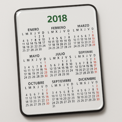 Calendario magnético 2018 con gota de resina sobre fondo de madera