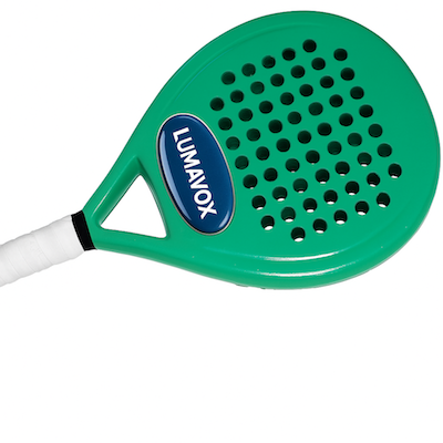 Pegatina rectangular en gota de resina azul personalizada aplicada sobre una pala de pádel verde, con efecto tridimensional de 1,5 mm de grosor.