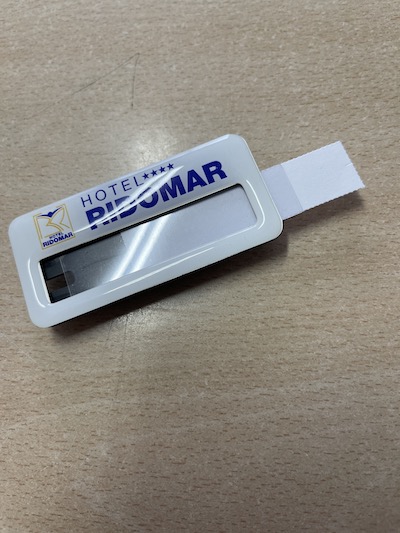 Solapero personalizado con resina sobre una superficie de madera