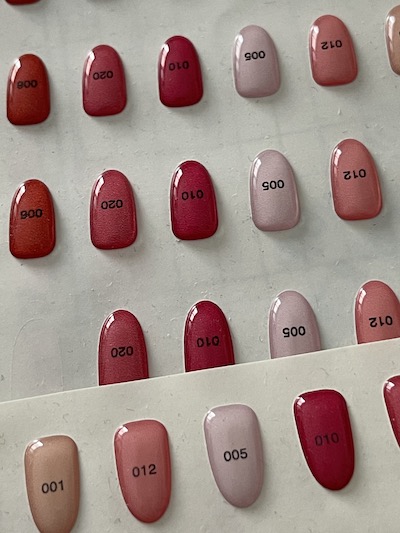Muestrario de colores de uñas con doming cosmético, acabado brillante