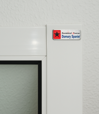 Pegatina adhesiva publicitaria colocada en el borde de una ventana