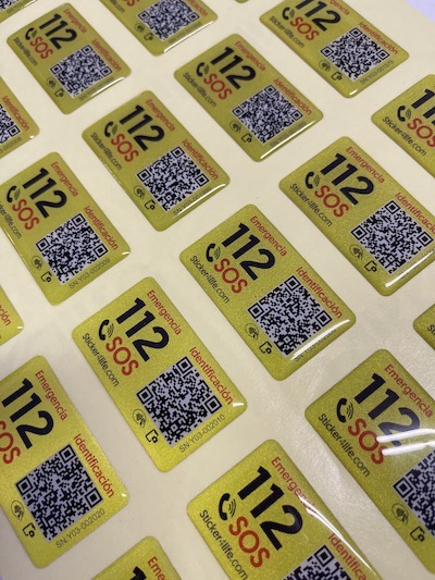 Adhesivo reflectante personalizado con texto y código QR sobre casco de seguridad