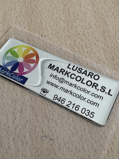 Pegatina con gota de resina en vinilo plata brillante personalizada