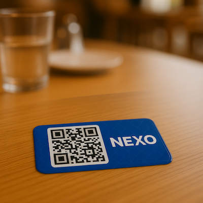 Etiqueta con código QR doming sobre una mesa de restaurante