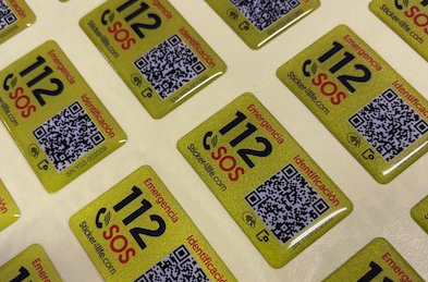 Adesivo refletivo personalizado com texto e código QR em capacete de segurança