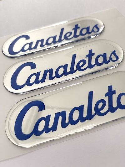 Autocolante em fundo prata resinada